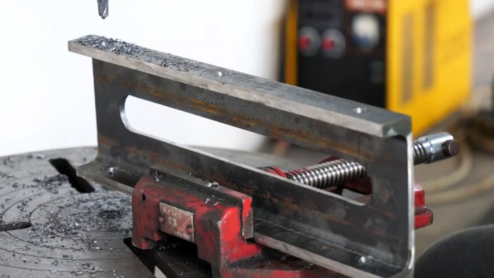 По центру швеллера делается широкий вырез