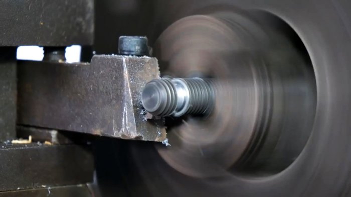 Делаем проточку в шпильке