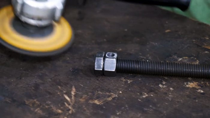 Накручиваем гайку на шпильку