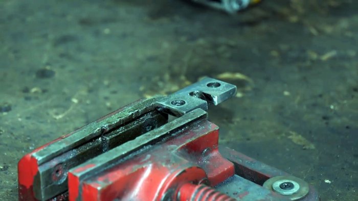 вытачиваем стопор под проточку на шпильке