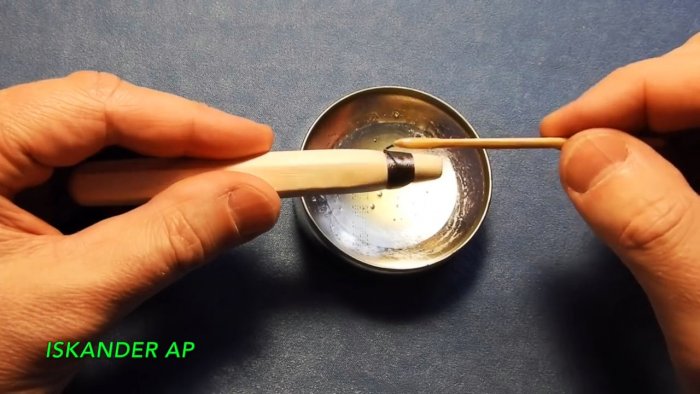 Пропитываем клеем намотку на ручке