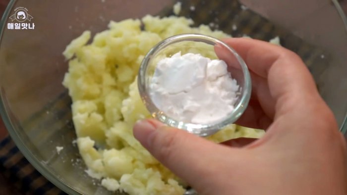 В размятый картофель добавить крахмал