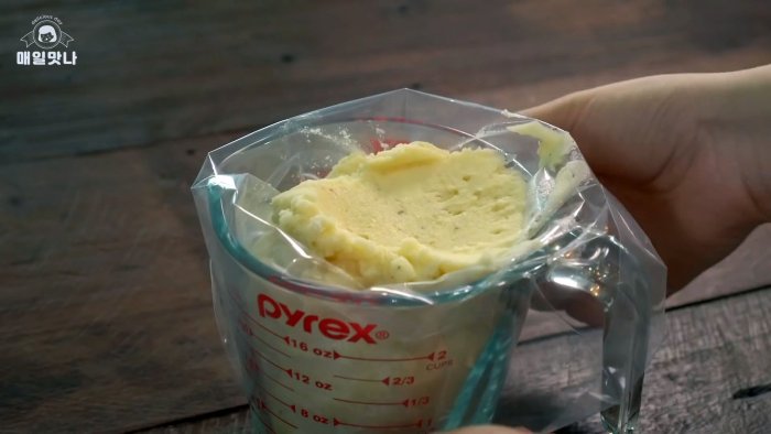 массу накладываем в кондитерский мешок