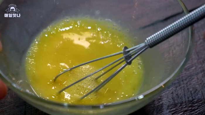 Яйцо разбить в отдельной миске и перемешать