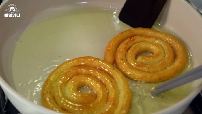 Жарим с одной стороны, затем переворачиваем