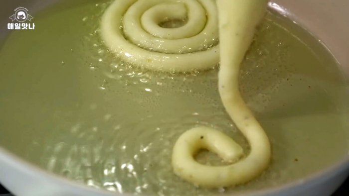 выдавливаем массу на сковороду в виде завитушек