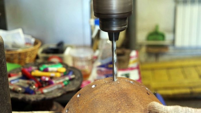 По окружности заготовки за 30 мм от края просверливаются отверстия