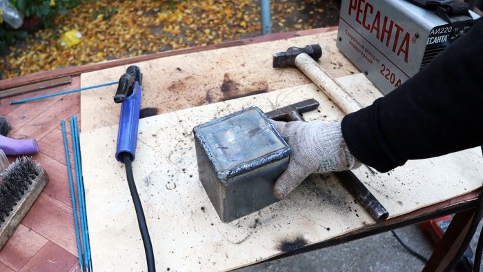 К отрезку профильной трубы приваривается дно из листовой стали