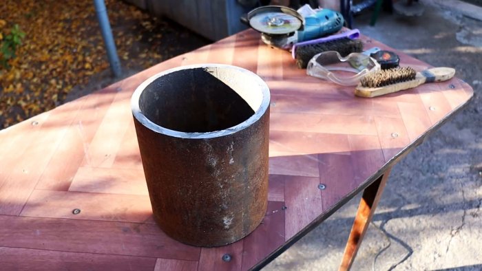 От трубы отрезается заготовка