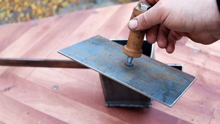 Также нужно сделать крышку на тигель с деревянной ручкой