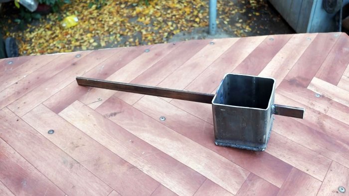 К тигелю приваривается 2 отрезка полосы