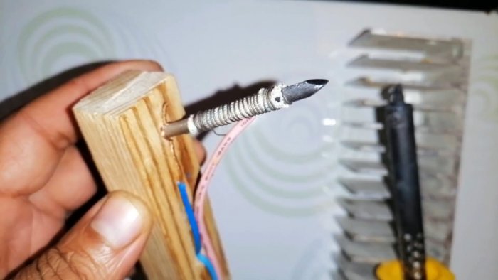 прикручивается нихромовая проволока