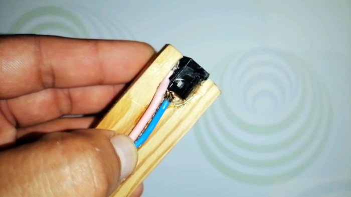 вклеивается разъем под блок питания