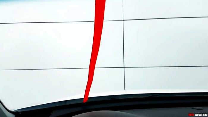 на стекло наклеиваем изоленту по вертикали