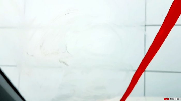 равномерно распределяем средство по стеклу