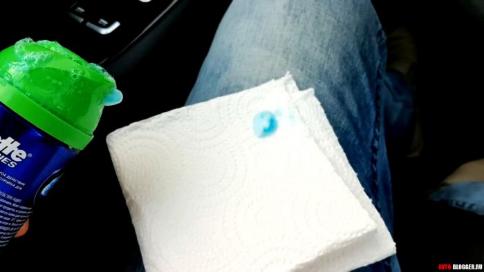 Немного пены или геля наносим на бумажное полотенце