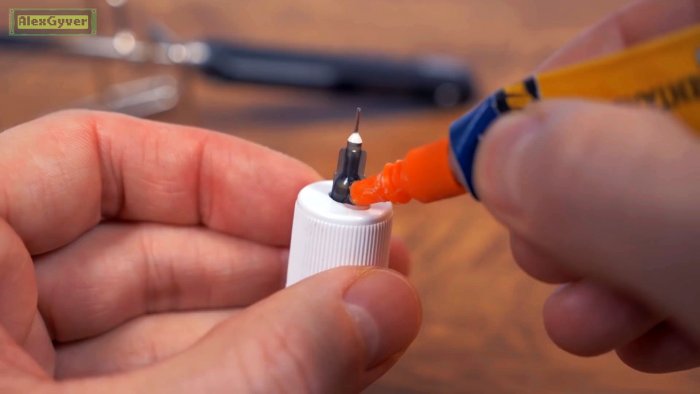 В крышку нужно вклеить иглу от шприца