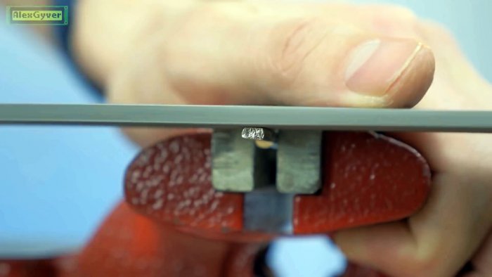 переточить его тыльную сторону в острый нож