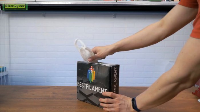 Укладываем пакеты в коробку