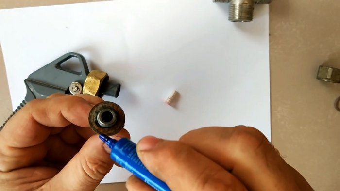 Промазываем фиксатором резьбы