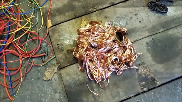 Куча провода со снятой изоляцией