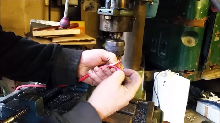 Снимаем изоляцию провода