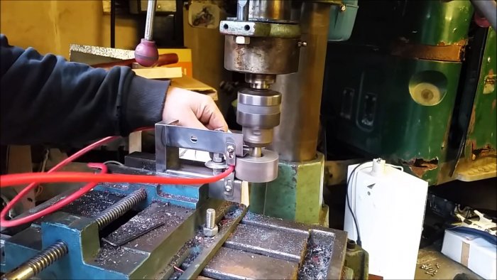 Вставляем провод для зачистки в приспособление сверлильного станка