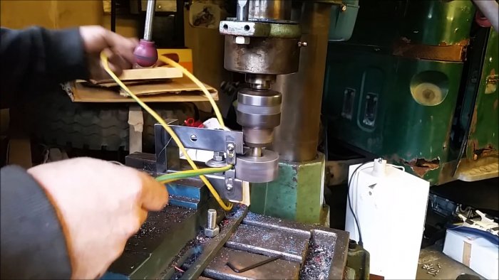 Вставляем провод для зачистки