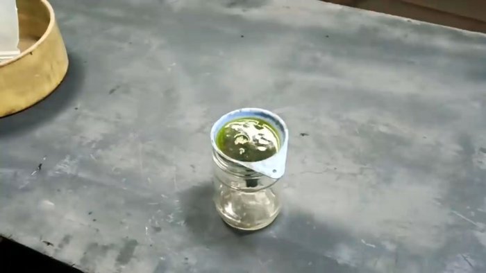 Цветной раствор нужно профильтровать через воронку с ватой