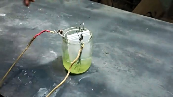 Диэлектрик в емкости с электролитом