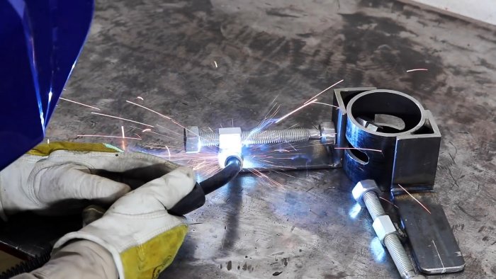 Привариваем упоры