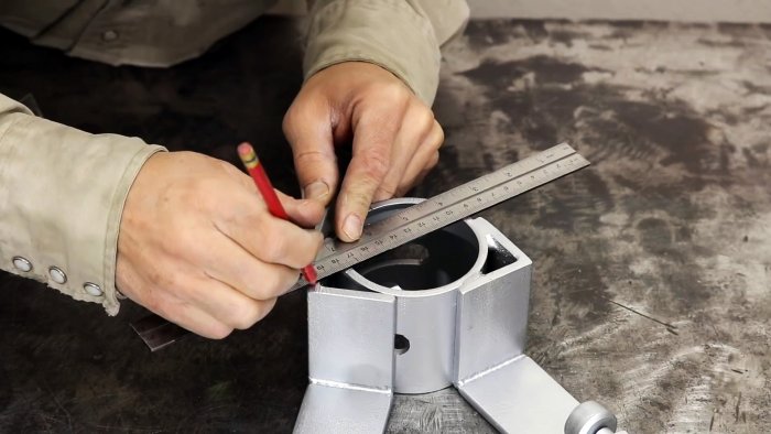 Размечаем струбцину насечками