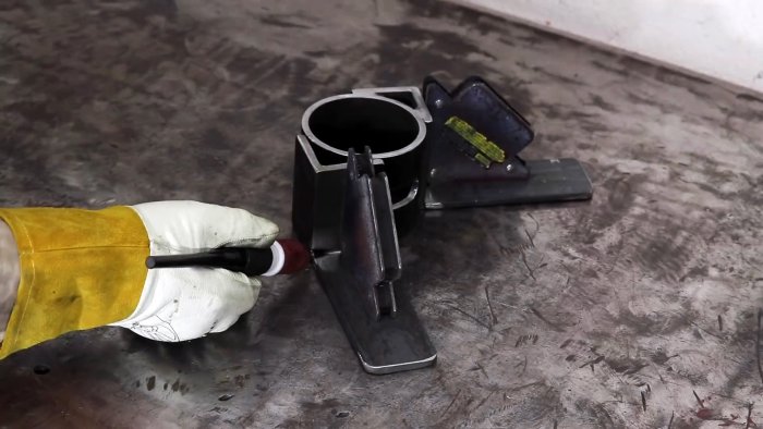 К уголкам под прямым углом привариваются по отрезку полосы