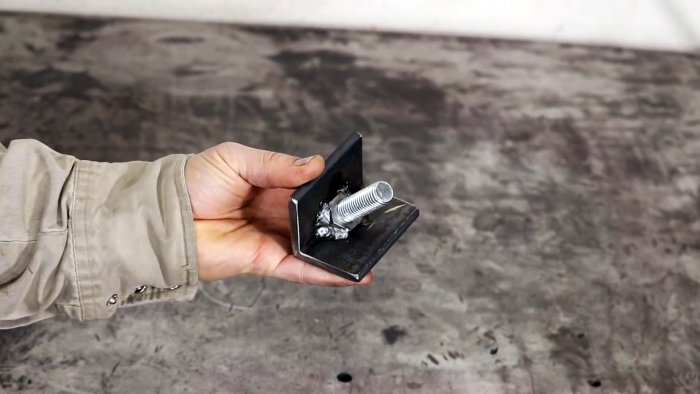 В центр уголка вваривается болт