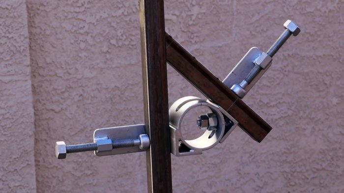 Свариваем самодельной струбциной под навесом любой угол