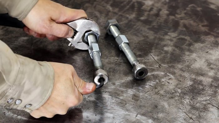 К шпилькам прикручиваются упоры