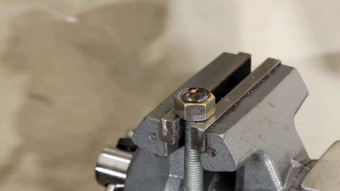 Со второго торца трубы привариваются гайки М10