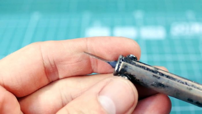 Тыльную сторону жала можно заточить на наждаке