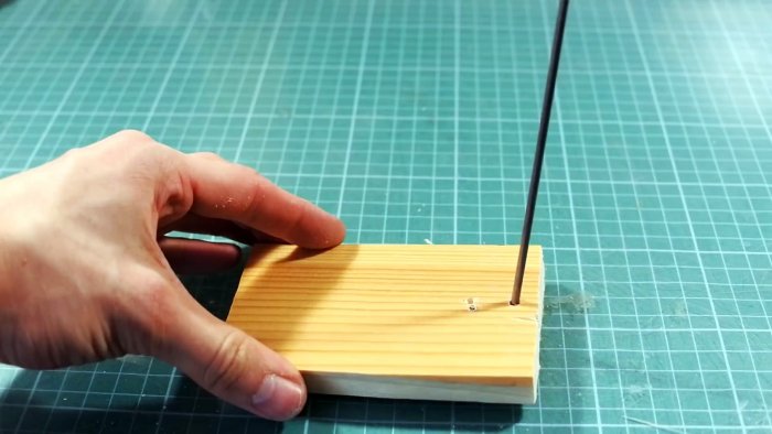 заводится согнутая скобой проволока