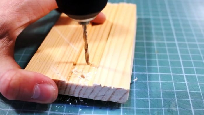 Сверлим 2 отверстия в доске