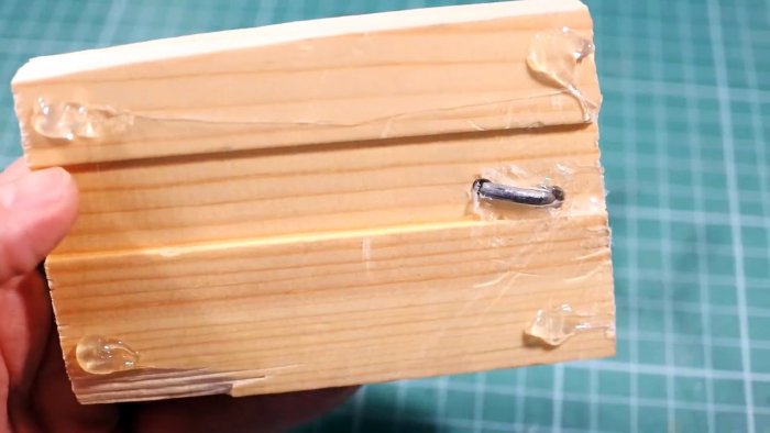 заводится согнутая скобой проволока и загибается снизу