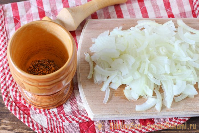 Нарезаем репчатый лук кольцами