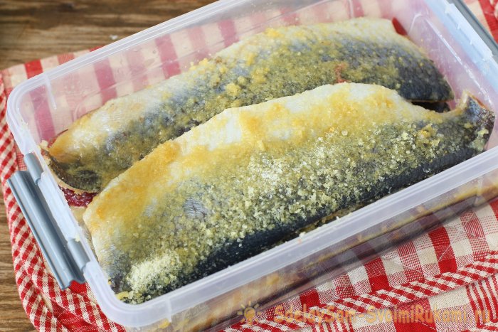 Продолжайте укладывать селедку друг на друга