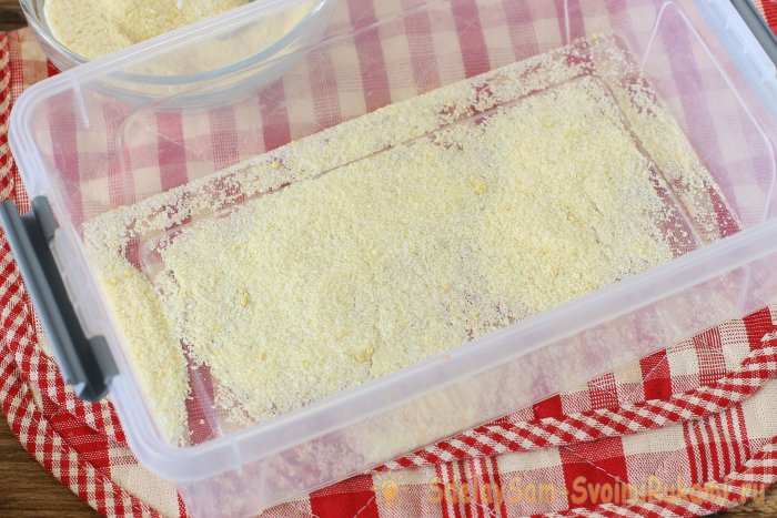 дно присыпьте небольшим количеством засолочной смеси