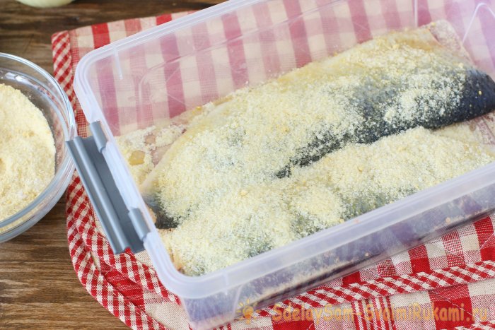 Уложите в емкость первых два филейных кусочка сельди