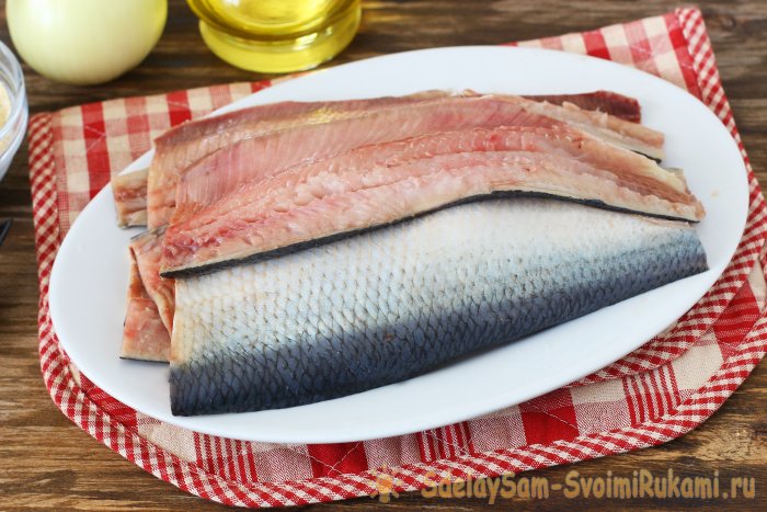 разделайте селедку на филейные куски без мелких и крупных костей