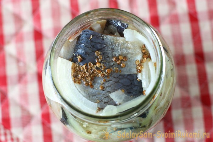 Сельдь заливаем ароматным растительным маслом по своему усмотрению