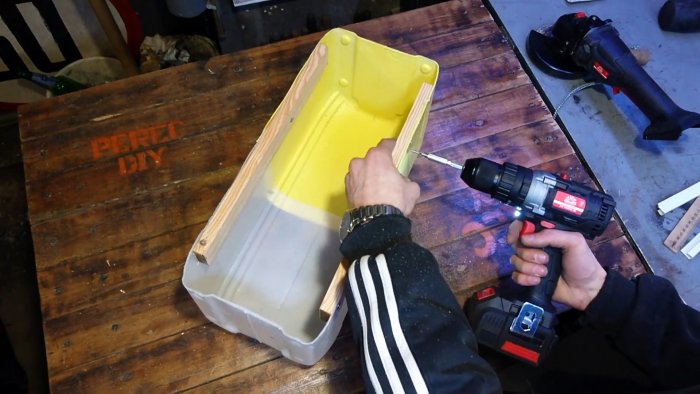 нужно прикрутить изнутри по периметру ящика рейки