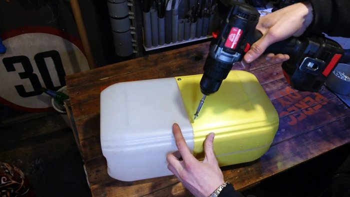 половины канистр скручиваются между собой саморезами по углам