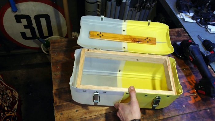 ящик из канистр на деле достаточно прочный